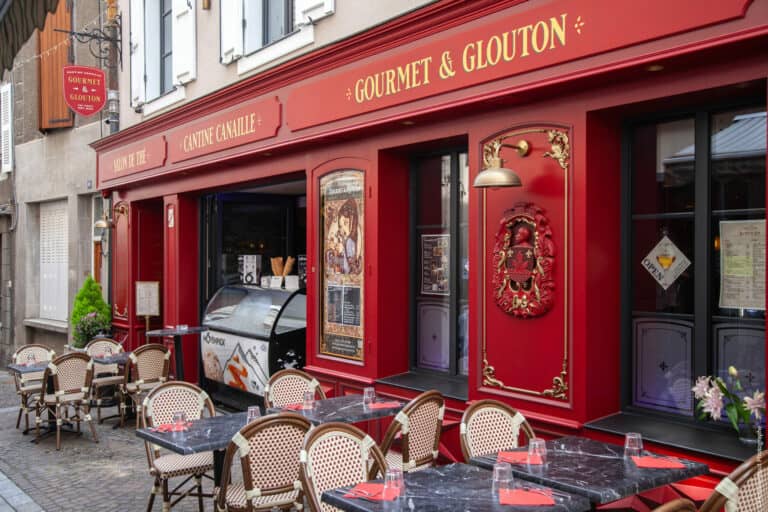 Restaurant gastronomique à Chaines Aigues, ambiance chaleureuse et décor élégant.