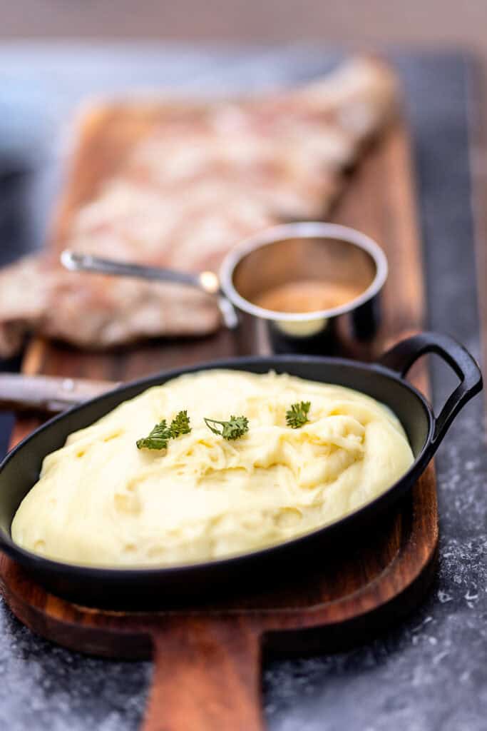Aligot traditionnel servi avec viande d’Aubrac au restaurant Gourmet & Glouton à Chaudes-Aigues