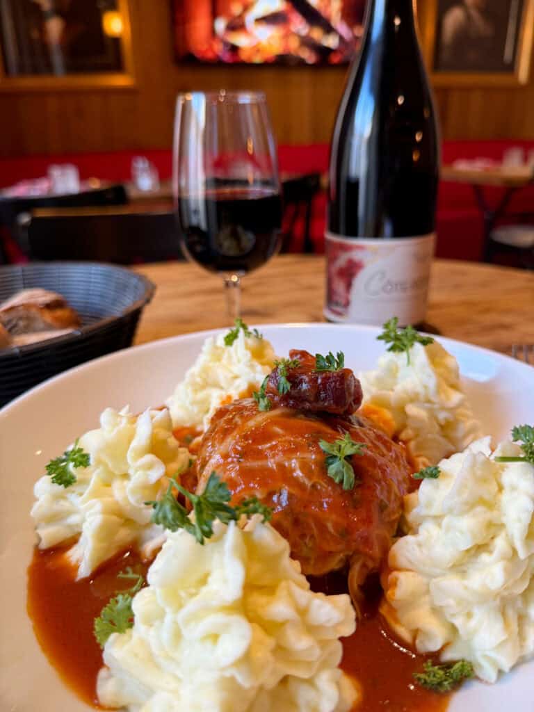 Chou farci maison servi avec purée au restaurant Gourmet & Glouton à Chaudes-Aigues