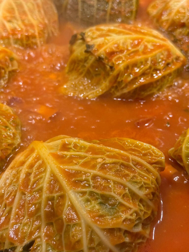 Choux farcis en cuisson dans une sauce tomate aux herbes au restaurant Gourmet & Glouton Chaudes-Aigues