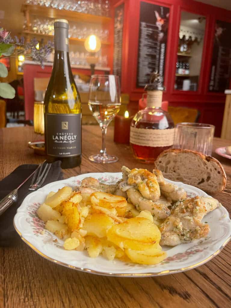 Cuisses de grenouilles persillées servies au restaurant Gourmet & Glouton à Chaudes-Aigues dans le Cantal