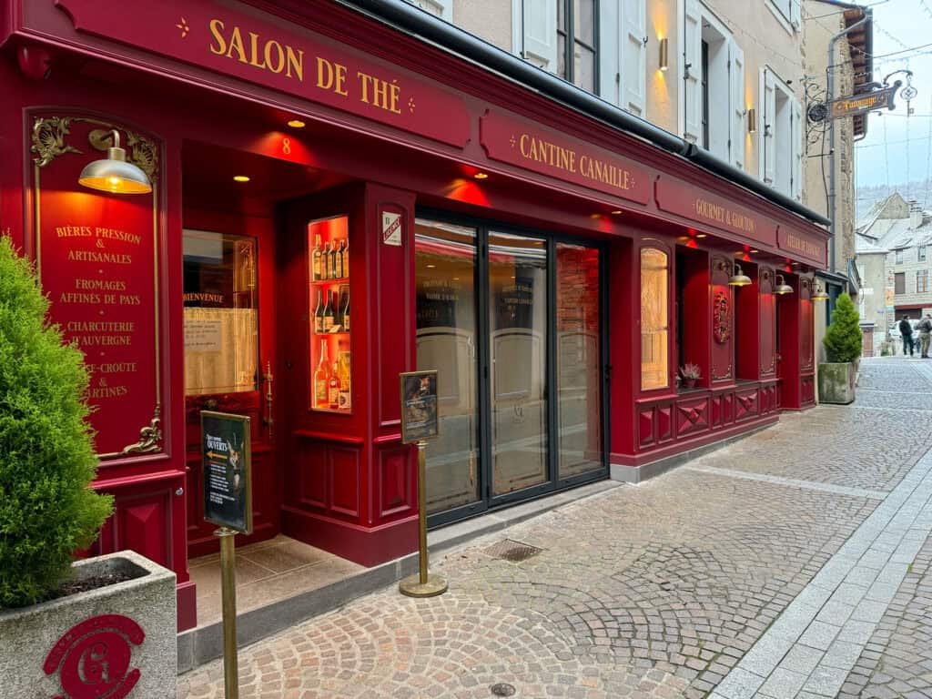Restaurant Gourmet & Glouton à Chaudes-Aigues dans le Cantal – façade rouge