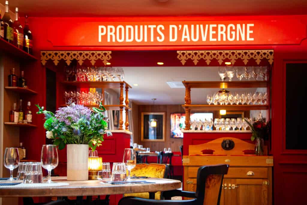 Intérieur du restaurant Gourmet & Glouton à Chaudes-Aigues avec espace Produits d’Auvergne