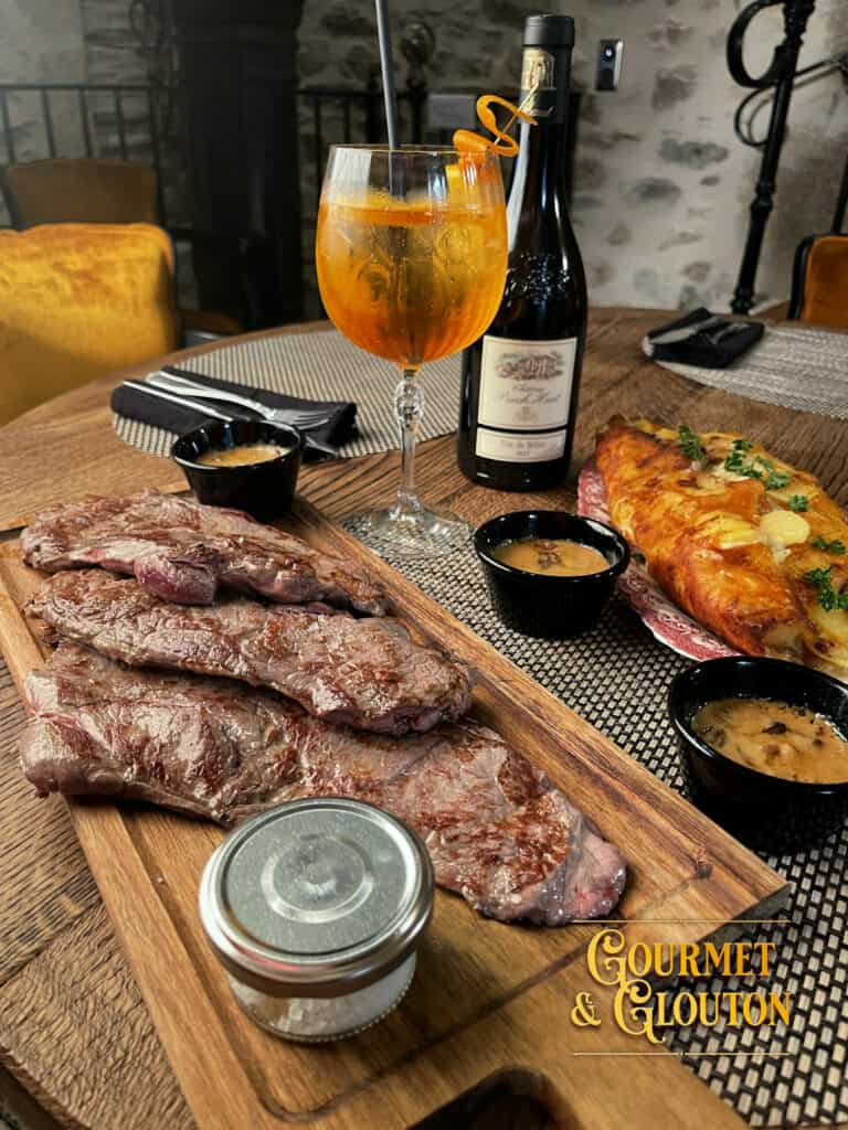 Gourmet & Glouton : viande grillée, cocktails et plats savoureux.
