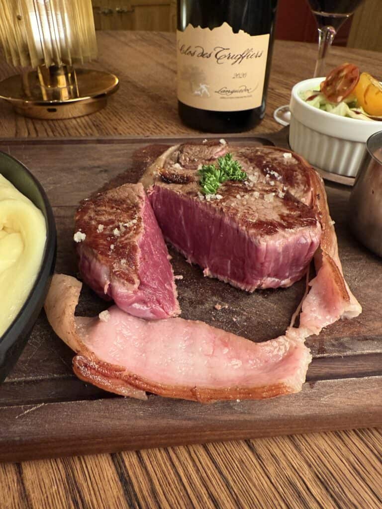 Pièce de viande de race Aubrac servie avec aligot au restaurant Gourmet & Glouton à Chaudes-Aigues