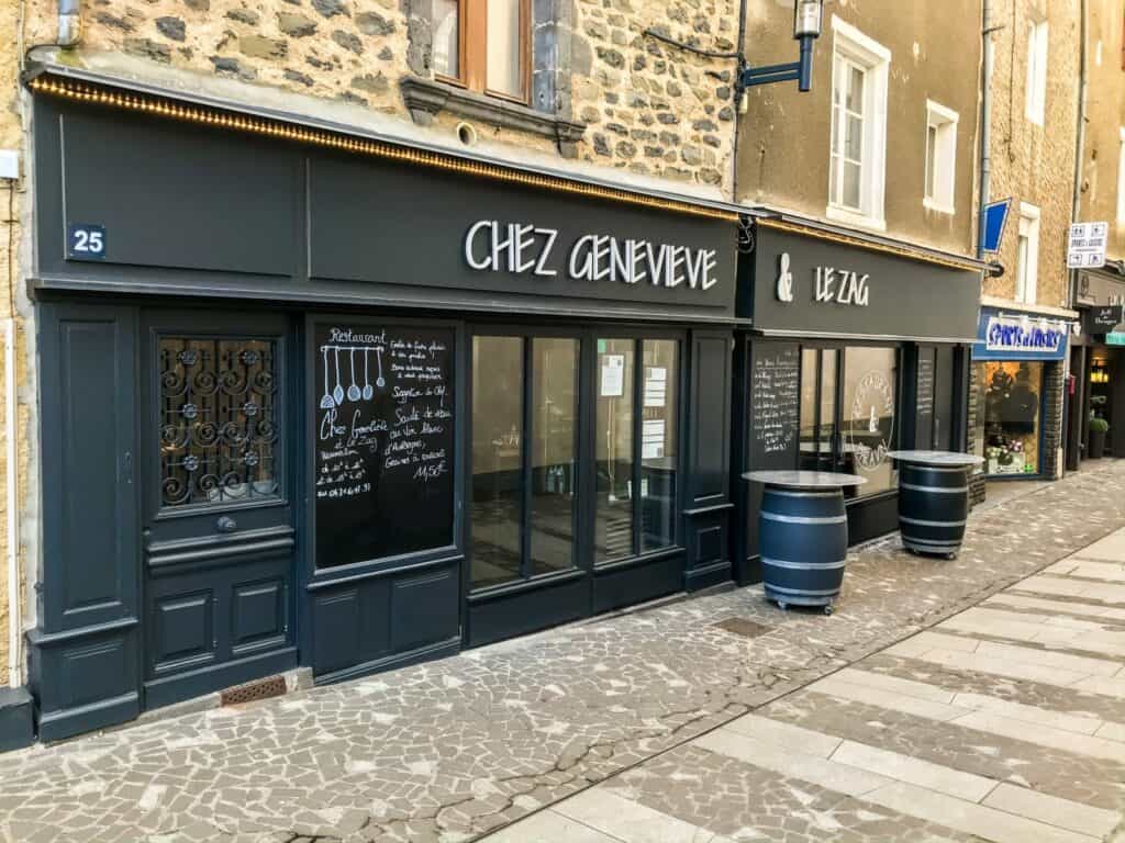 Balcon et façade du restaurant Chez Geneviève & Le Zag à Châudes-Aigues.