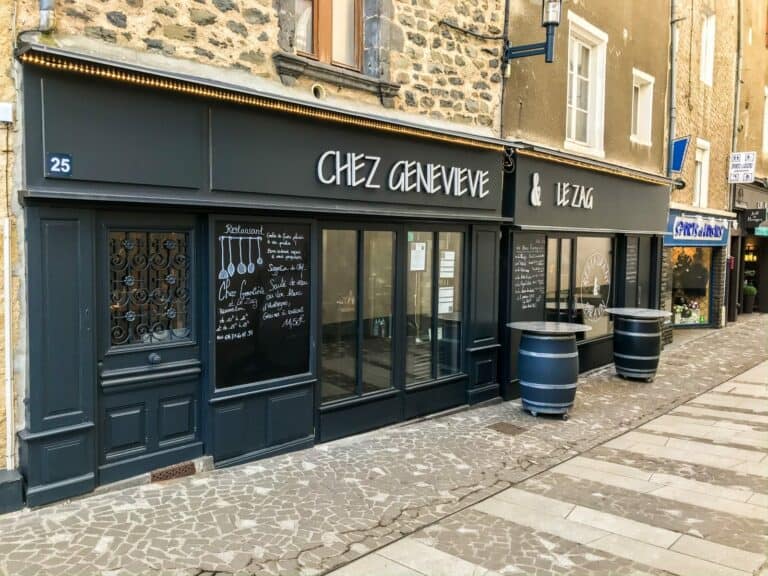 Balcon et façade du restaurant Chez Geneviève & Le Zag à Châudes-Aigues.