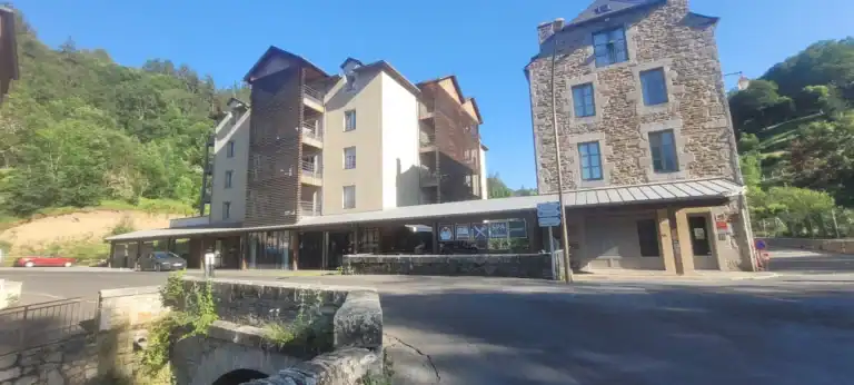 Vue extérieure de l'hôtel Le Coin d’Aubrac à Chaines, dans un environnement naturel.