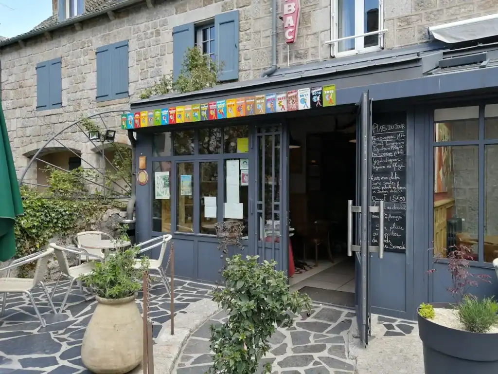 Restaurant Chez Remise à Chaudes-Aigues, façade accueillante en pierre et bois.