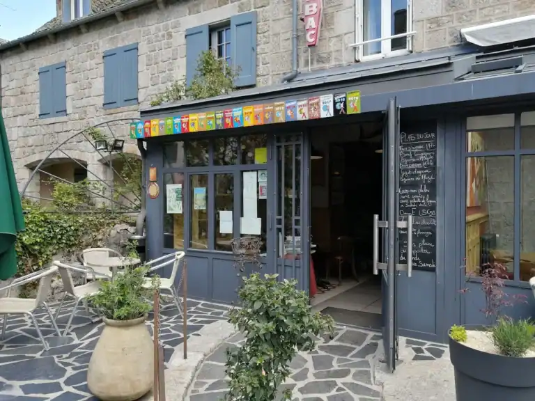 Restaurant Chez Remise à Chaudes-Aigues, façade accueillante en pierre et bois.