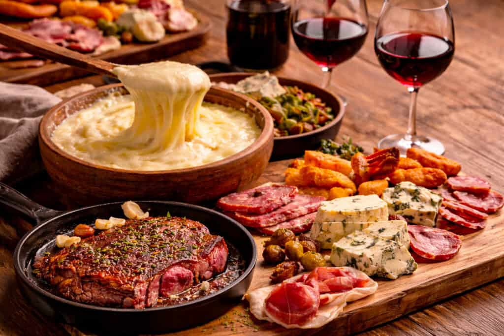 cuisine de terroir de l’Aubrac avec aligot viande et charcuterie près de Chaudes-Aigues