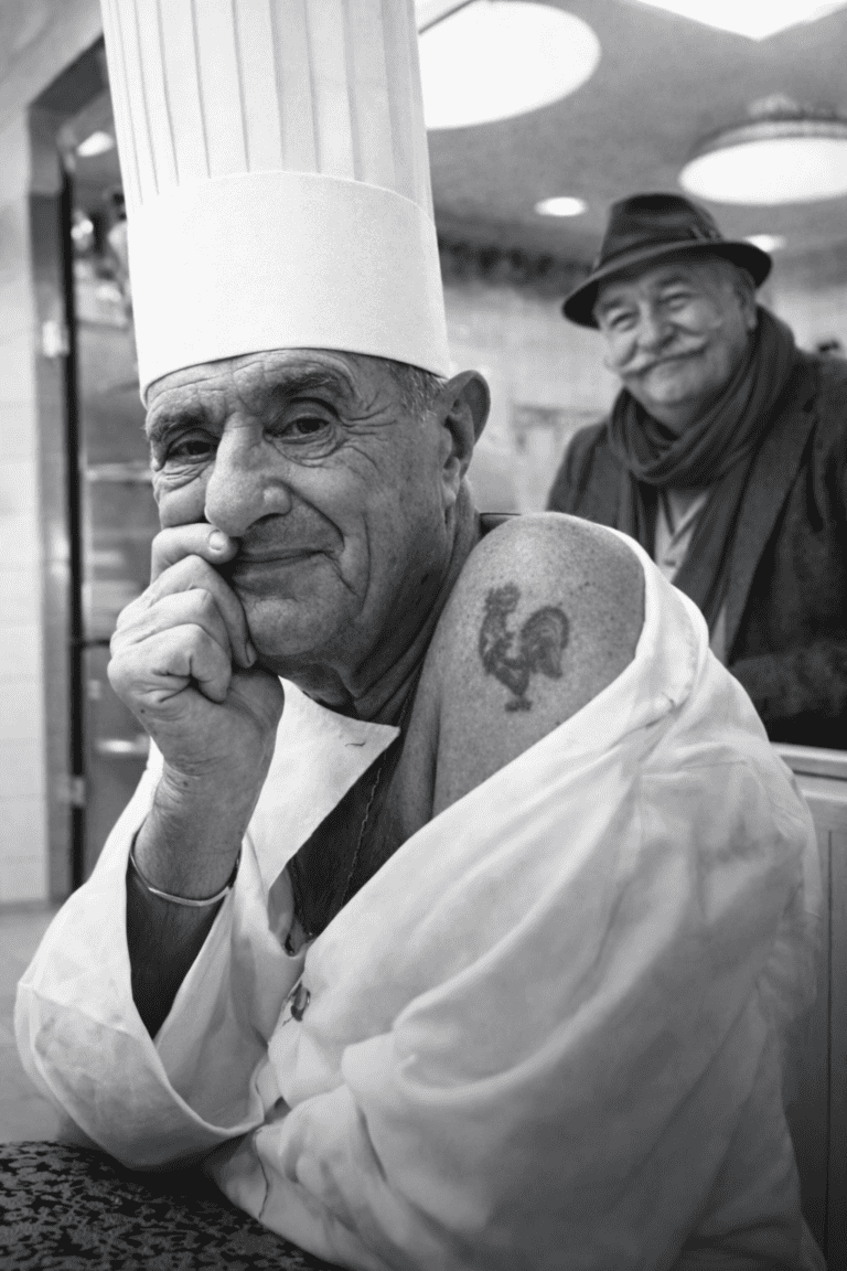 paul bocuse avec tatouage coq cuisine française ventru en arrière plan