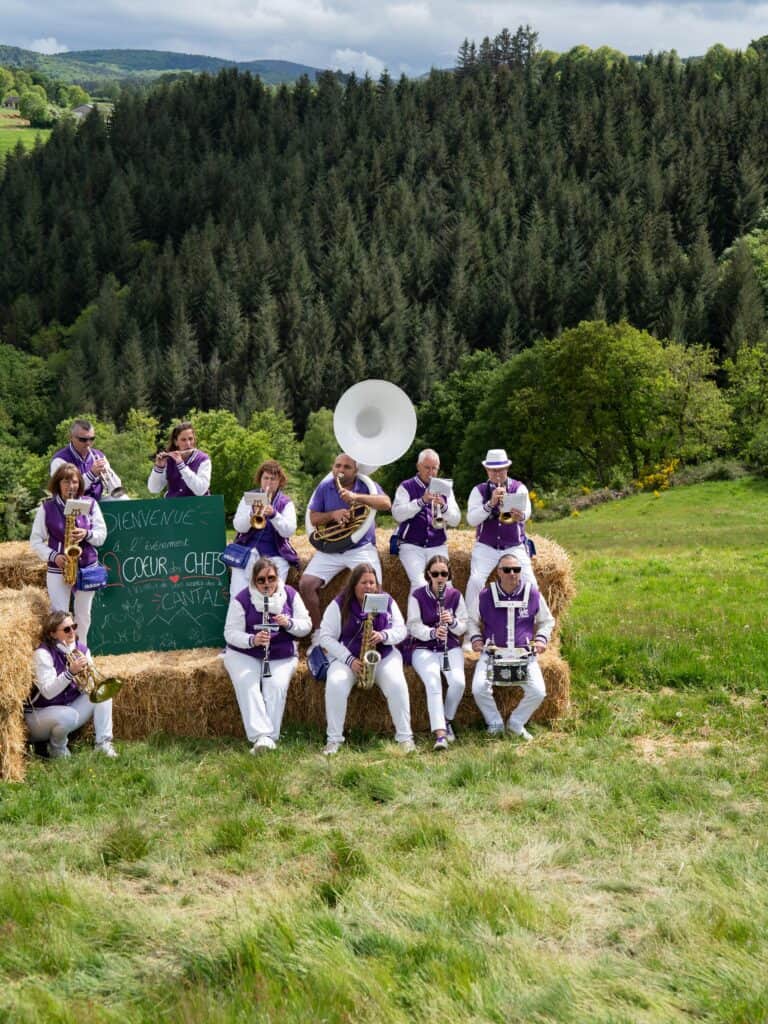 Musiciens au cœur des paysages de l’Aubrac pendant l’événement Le Cœur des Chefs près de Chaudes-Aigues