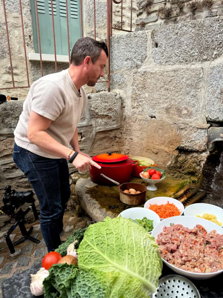 Loïc Ballet découvre les œufs cuits dans l'eau chaude de la Source du Par à Chaudes-Aigues lors d'un tournage pour Télématin.